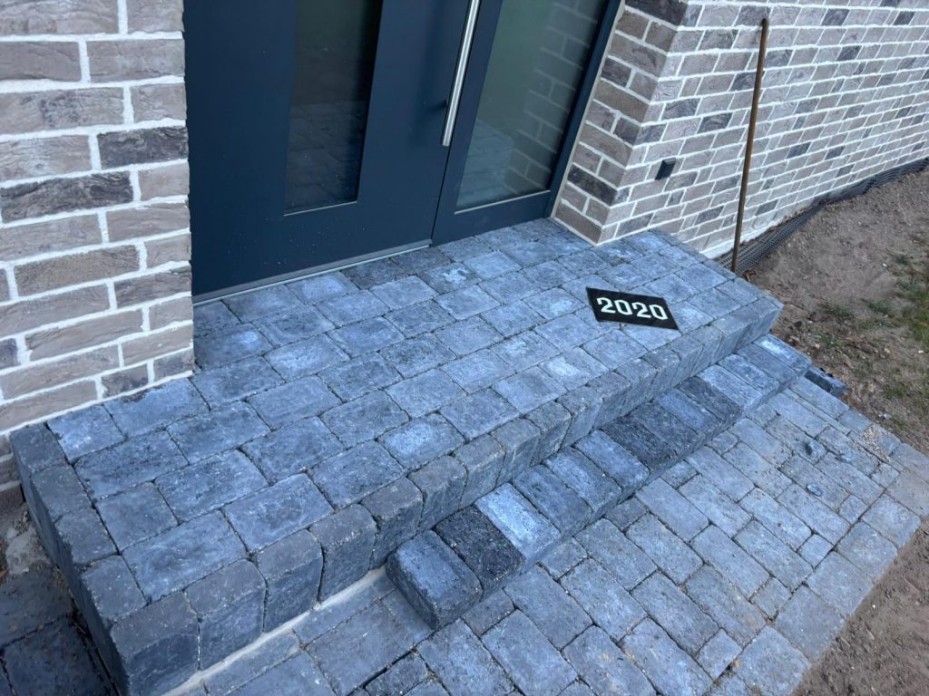 „Eingangsbereich mit Stufenanlage aus Pflastersteinen in Lüneburg, Harburg und Hamburg-Süd“